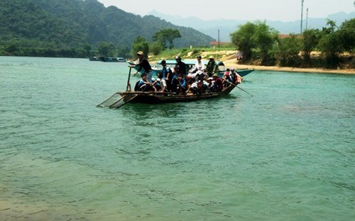 Con đò 'tử thần' và mơ ước cây cầu của trẻ em vùng sông nước Quảng Bình