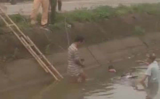 Phát hiện thi thể người đàn ông cùng xe máy dưới kênh ở Hà Nội