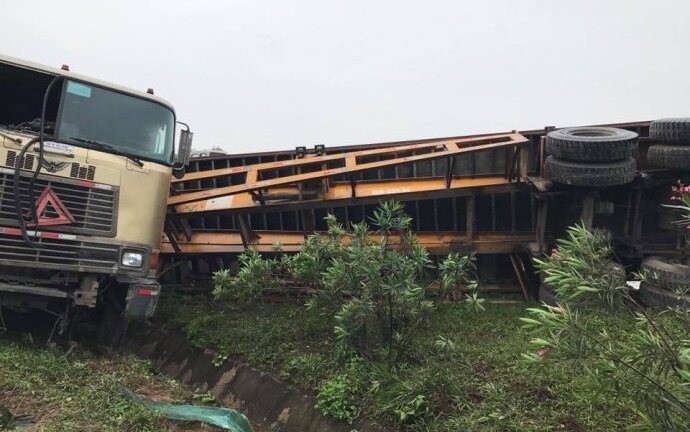 Container lật ngửa gây tai nạn liên hoàn trên cao tốc