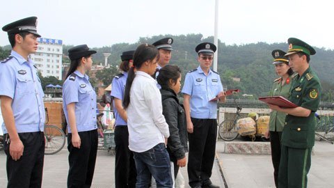 Đột nhập 'hang ổ' mua bán người, giải cứu 2 cô gái bị bán sang Trung Quốc