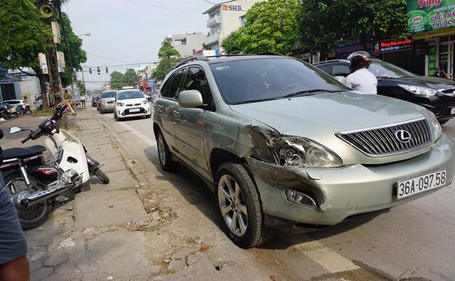 Tài xế Camry lùi xe va móp đầu Lexus, đâm gãy đôi cây xanh trên vỉa hè