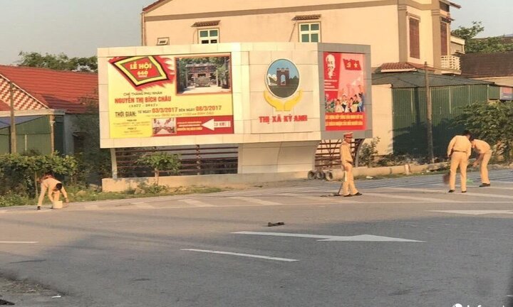 Cảnh sát giao thông đội nắng dọn đất vương vãi trên đường