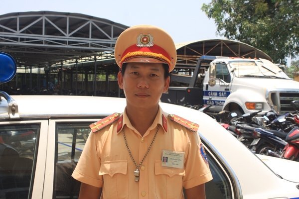 CSGT trả lại bọc tiền cho người đánh rơi trên QL1