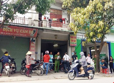 Vừa thức giấc, cô gái thấy bạn trai treo cổ chết bên cạnh