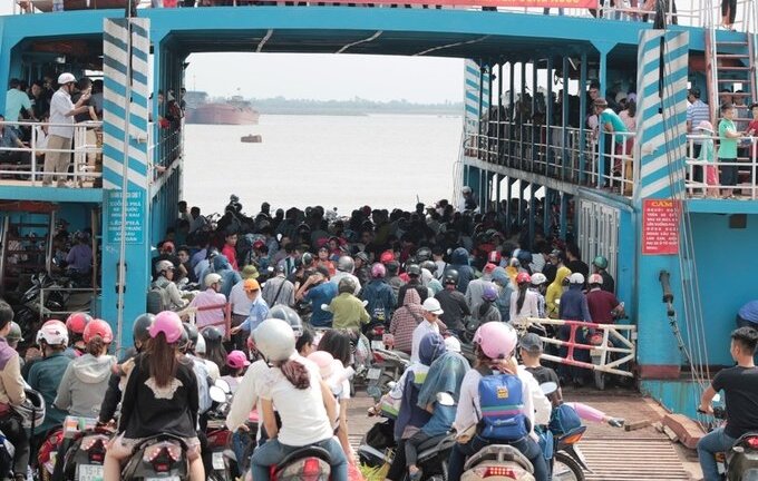 Hàng dài ôtô, du khách chôn chân tại bến phà ở Hải Phòng