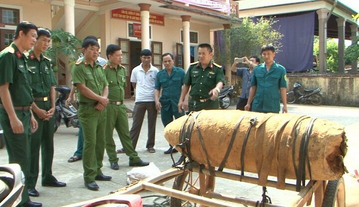 Đào được quả bom 3 tạ, lén lút vận chuyển đi bán