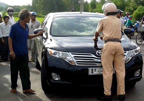 Khởi tố tài xế tông CSGT hất văng lên nắp capô