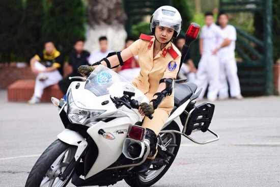 Nữ sinh cảnh sát xinh đẹp lái mô tô phân khối lớn khiến bao chàng trai nể phục