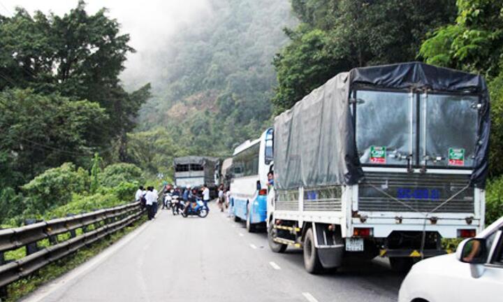 Bốn ô tô va chạm liên hoàn trên đèo Bảo Lộc, giao thông tê liệt