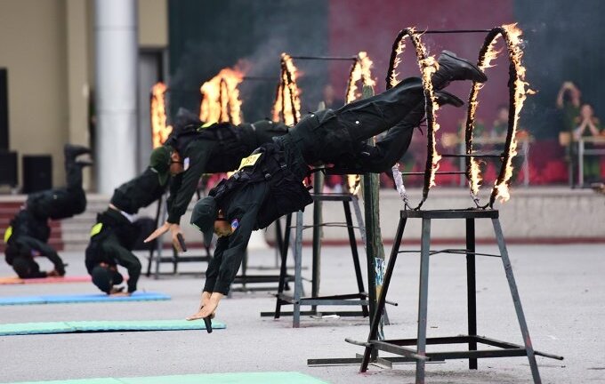 Sinh viên cảnh sát bắn súng, vượt lửa tập trấn áp tội phạm