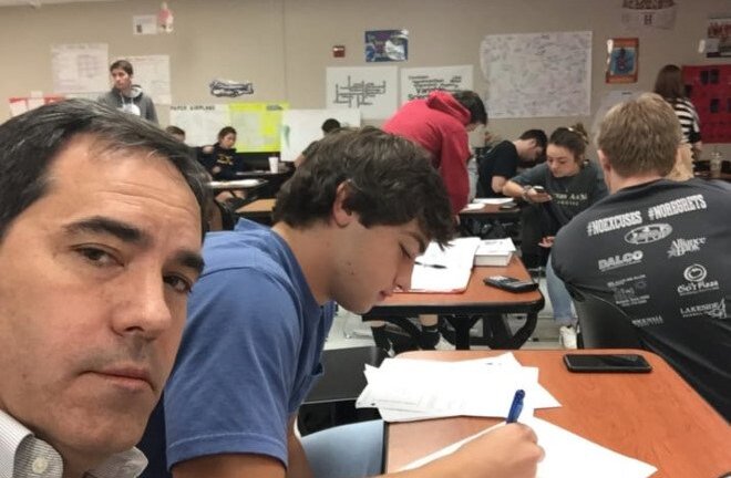 Con nói chuyện trong lớp, cha ngồi cùng bàn để 'dằn mặt'