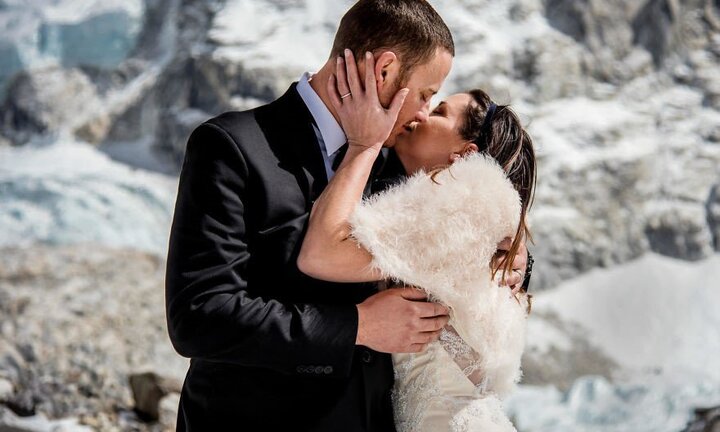 Đôi trẻ tổ chức đám cưới ở địa hình hiểm trở trên độ cao hơn 5.000m