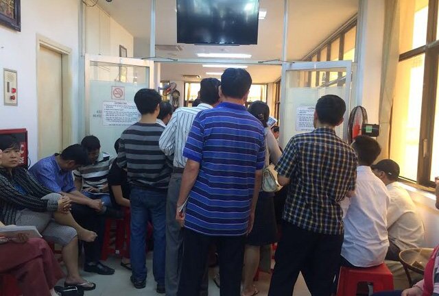 Phụ huynh chen chân xếp hàng đăng ký học thêm hè cho con ở TP.HCM