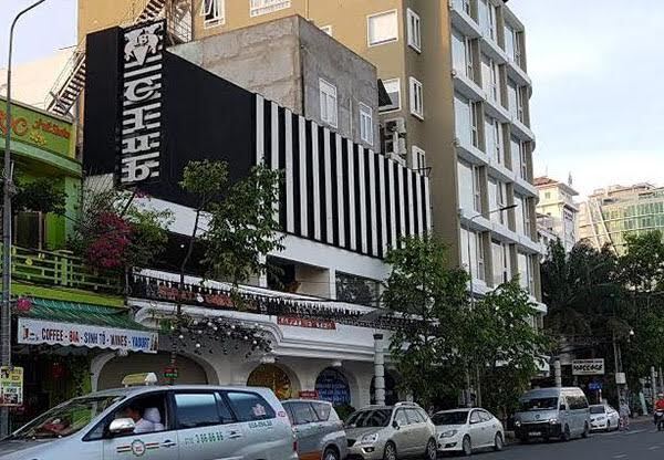 Đột kích 'động lắc' nổi tiếng bậc nhất miền Tây, bắt hàng chục dân chơi đang bay lắc điên cuồng