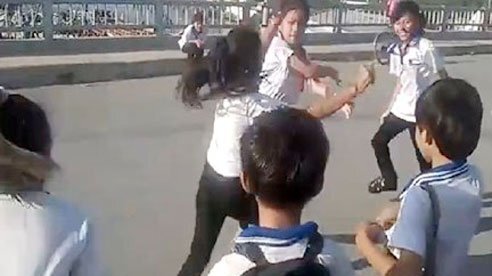 Nữ sinh trung học đánh ghen, một người thiệt mạng