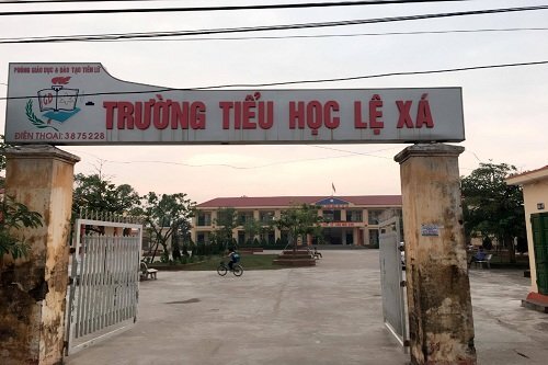 Thu tiền sai quy định gần 1 tỷ đồng, hiệu trưởng bị gần 50 phụ huynh quây giữ
