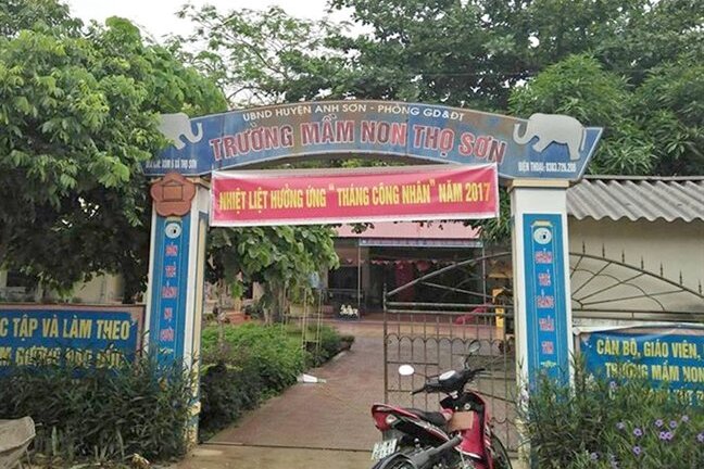 Nghi trường dùng gà bệnh nấu cho học sinh, phụ huynh đồng loạt cho con nghỉ học