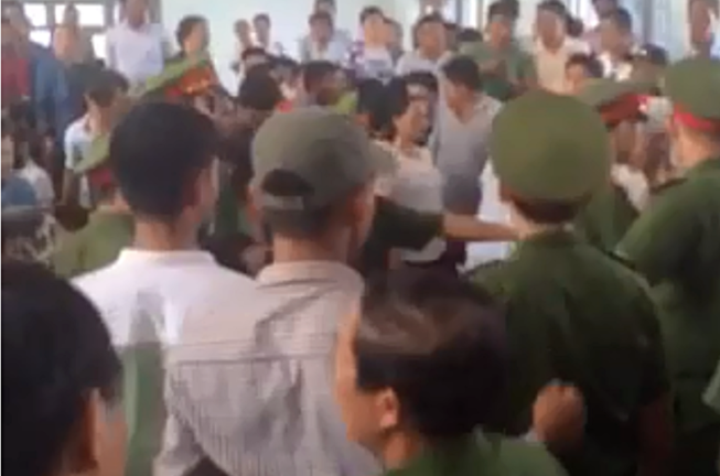 Tòa không thể tuyên án vì gia đình bị hại quây vành móng ngựa, gây náo loạn phiên tòa