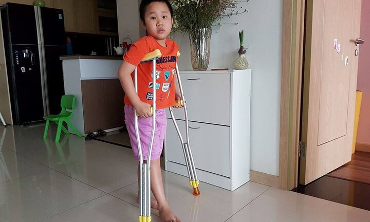Ước mơ giản dị của cậu bé bị gãy chân ở trường Nam Trung Yên khiến nhiều người rớt nước mắt