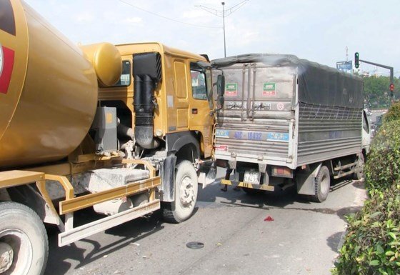 6 ô tô tông liên hoàn khi dừng đèn đỏ giữa phố Sài Gòn