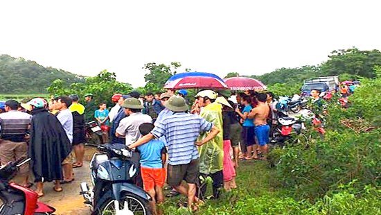 Thi thể người đàn ông nhiều vết chém trên đồi chè ở Nghệ An