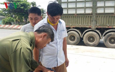 Tài xế container bị cướp dí súng, bịt mắt, trói chân tay, cướp 27 tấn hàng