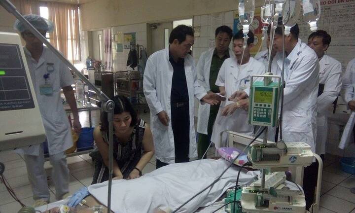 Người nhà bệnh nhân sốc phản vệ ở Hòa Bình: 'Chỉ cầu mong bà ấy sớm tỉnh lại'