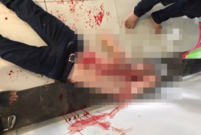 Côn đồ ngang nhiên xông vào chung cư truy sát chém người giữa ban ngày