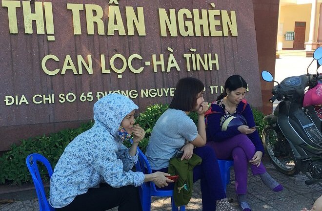 Thi tuyển sinh vào lớp 10 tại Hà Tĩnh: Phụ huynh ngóng con thi dưới 'chảo lửa miền Trung'