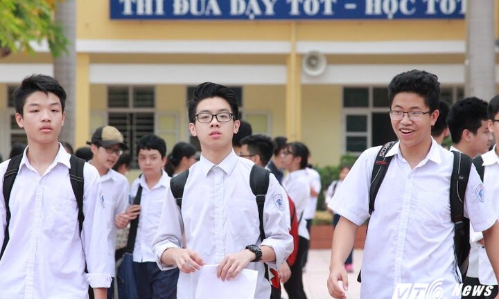 Thi môn Ngữ văn vào lớp 10 ở Hà Nội: Thí sinh cười tươi, phụ huynh thở phào