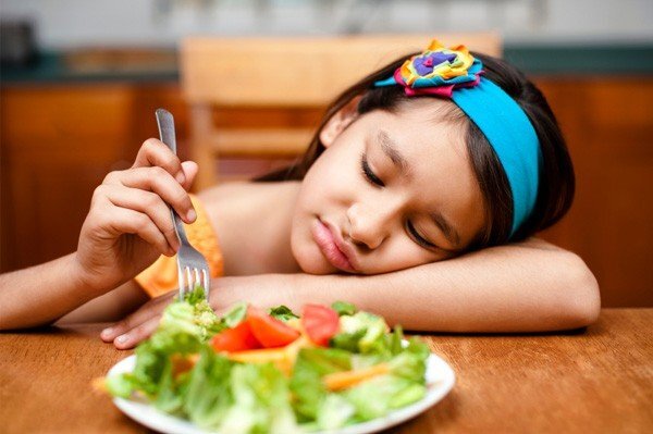 Con suýt chết vì mẹ dùng chiêu 'bỏ đói vài bữa khắc tự đòi ăn'