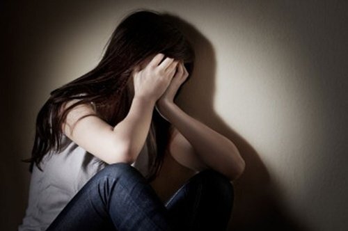 Lấy cớ kiểm tra 'trinh tiết', cha cởi quần con gái giở trò đồi bại