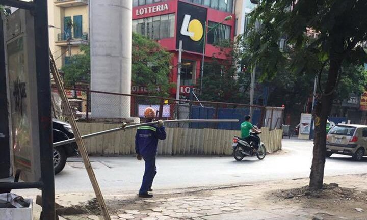 Thanh sắt dài 3m rơi từ công trường đường sắt trên cao Nhổn - Ga Hà Nội