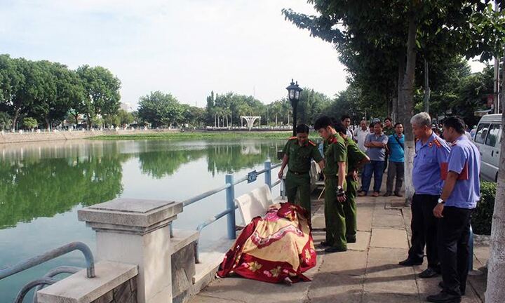 Tá hỏa phát hiện người đàn ông chết bất thường trong công viên