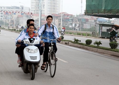 Học sinh vi phạm giao thông, cắt thi đua hiệu trưởng, giáo viên