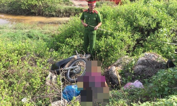 Phát hiện người đàn ông chết bất thường cạnh xe máy bên lề đường