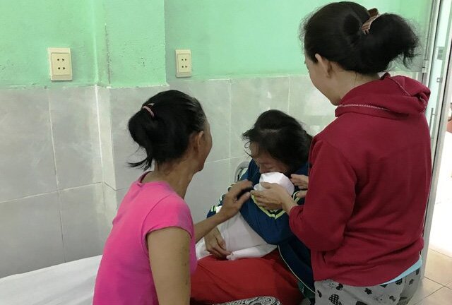 Bé gái 1 tháng tuổi chết ngạt nghi do bị cha đè