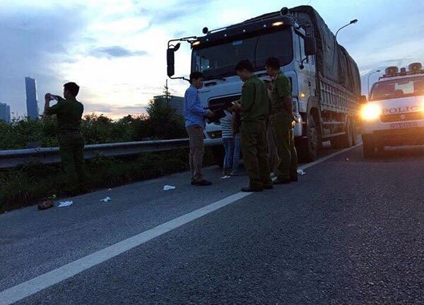 Tài xế xe tải lao thẳng xe vào hiện trường vụ cướp có súng giúp người bị hại