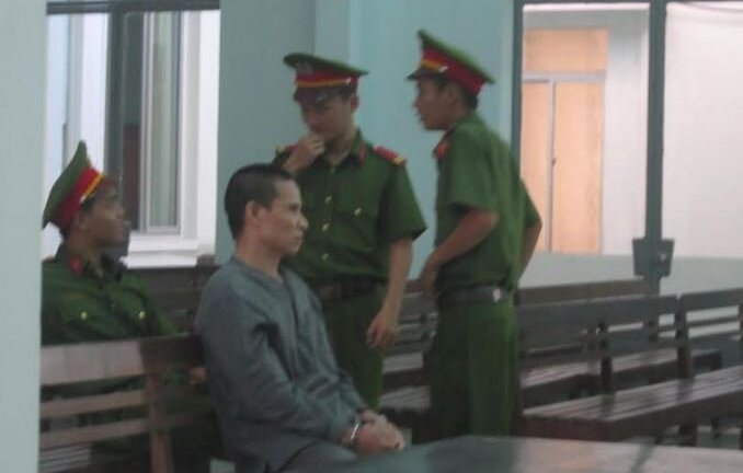 Xét xử gã cha đồi bại lấy cớ kiểm tra trinh tiết lột đồ con gái giở trò đồi bại