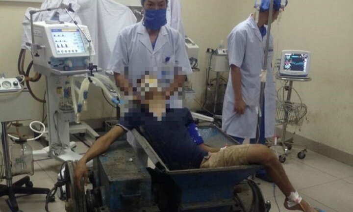Đau xót nam thanh niên bị kẹt chặt trong máy làm gạch, chân phải bị nghiền nát
