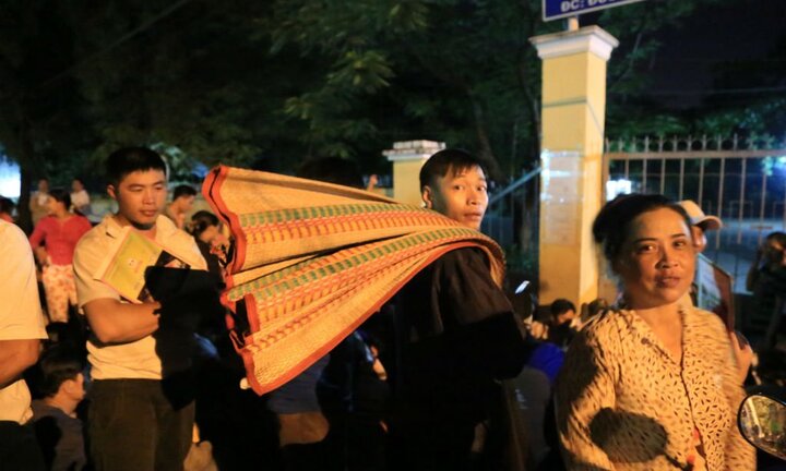 Phụ huynh mắc võng, mang đồ ăn nằm ngồi vạ vật thâu đêm chờ xin cho con vào lớp 1