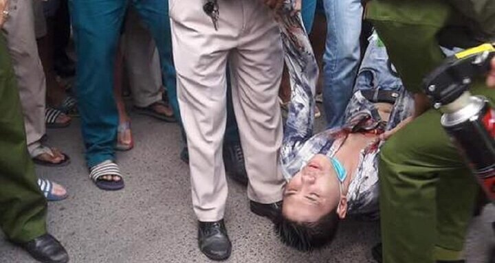 Nam thanh niên nghi ngáo đá mang dao xông vào tiệm áo cưới chém người rồi tự sát