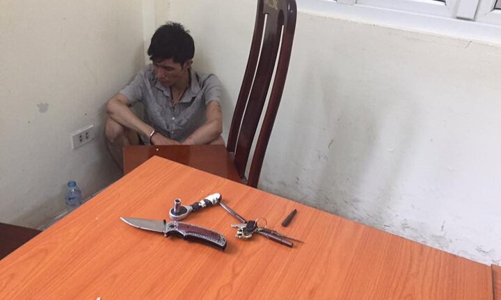 Cướp xe máy liều lĩnh rút dao tấn công CSGT giữa phố Hà Nội