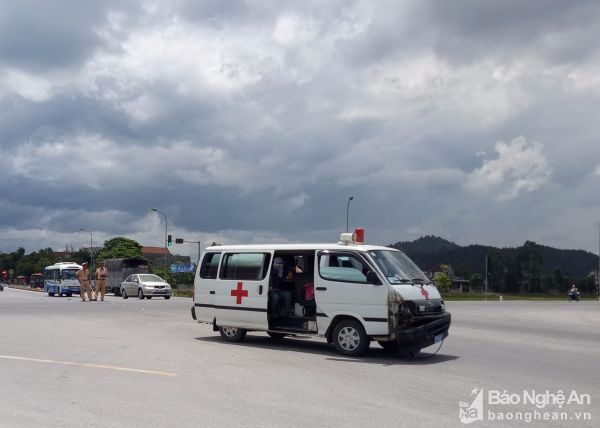 Tài xế xe bệnh viện tâm thần rút dao dọa chém tài xế xe tải sau va chạm giao thông