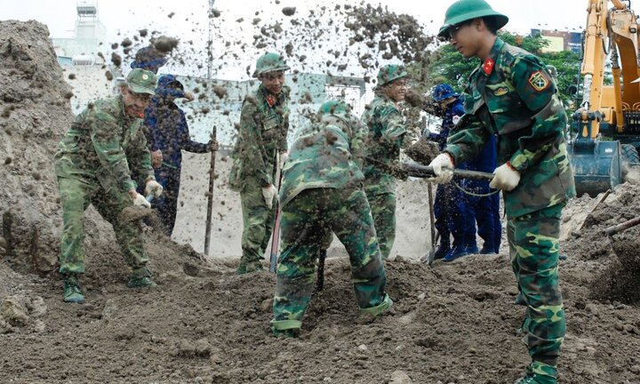 Ảnh: Tìm thấy nhiều di vật tại nơi nghi mộ tập thể liệt sĩ trong Tân Sơn Nhất