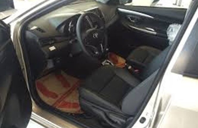 Dùng dao khống chế tài xế, cướp xe du lịch trong đêm