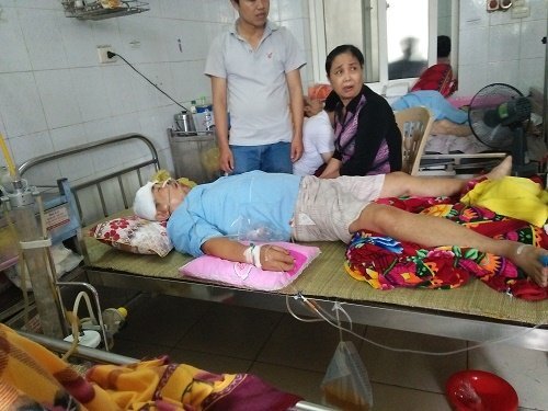 Không mua được nước chè, nam thanh niên vác dao chém 5 người nhập viện