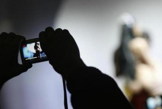 Bắt nhóm dàn cảnh đánh ghen, dùng clip 'nóng' để tống tiền cụ ông