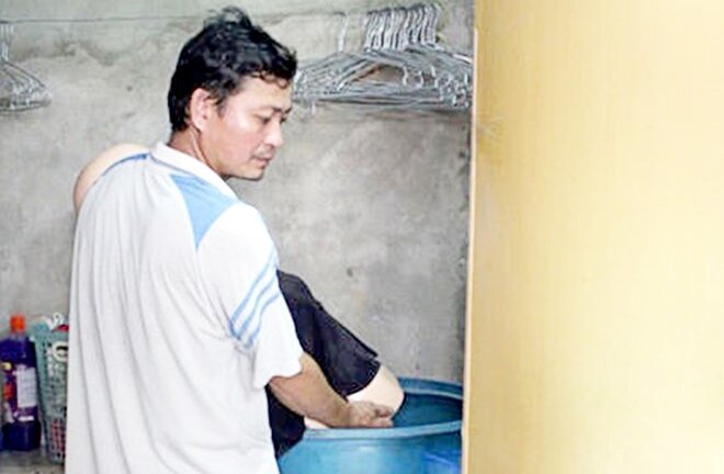 Xô xát gây trọng thương, gã chồng tiếp tục dìm chết vợ trong thùng nước rồi nói tự tử