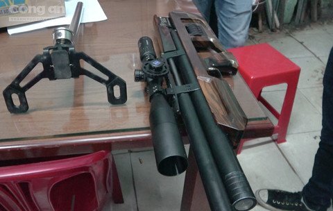 Thanh niên 'vô pháp vô thiên' ngang nhiên bán súng trong quán cà phê giữa Sài Gòn